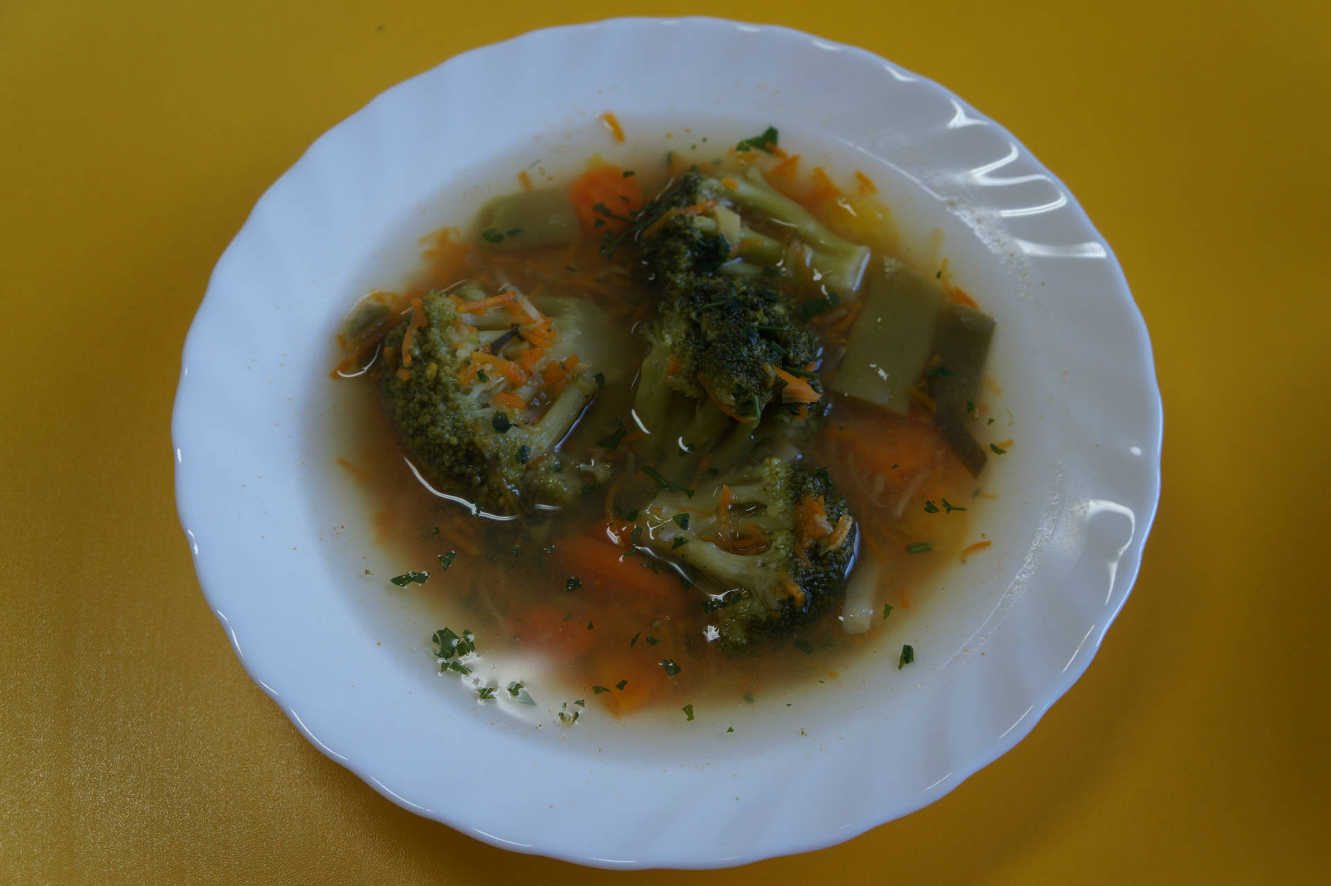 talerz z zupą brokułową